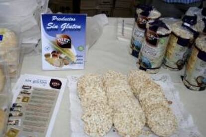 Detalle de varios productos sin gluten que se muestran en el XI Encuentro de Enfermos Celíacos de Castilla y León celebrado en Tordesillas. EFE/Archivo