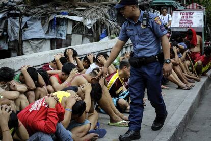Supuestos adictos a las drogas, durante una operación policial este viernes en Manila.