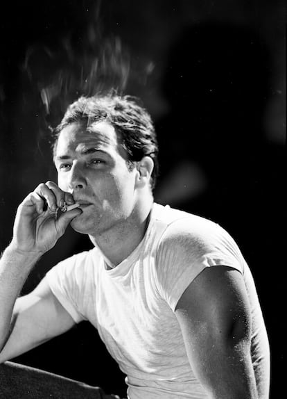 Otra vez la camiseta blanca y otra vez el cigarrillo en 'Un tranvía llamado deseo' (1951), en la que Marlon Brando provocó que varias generaciones empezasen a mirar con otros ojos a los hombres problemáticos.