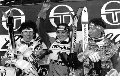 Blanca Fernández Ochoa (en el centro), tras ganar la Copa del Mundo de Esquí, junto a Vreni Schneider (a la izquierda) y Petra Kronberger, en Lech (Austria), en 1991.