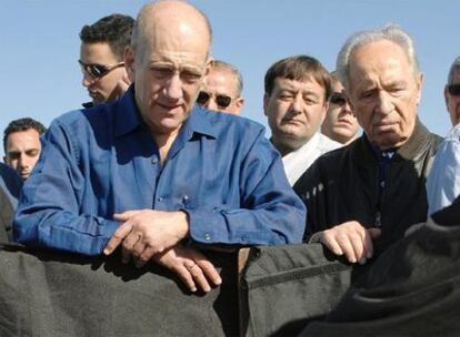 Ehud Olmert y Simon Peres en un acto en el sur de Israel