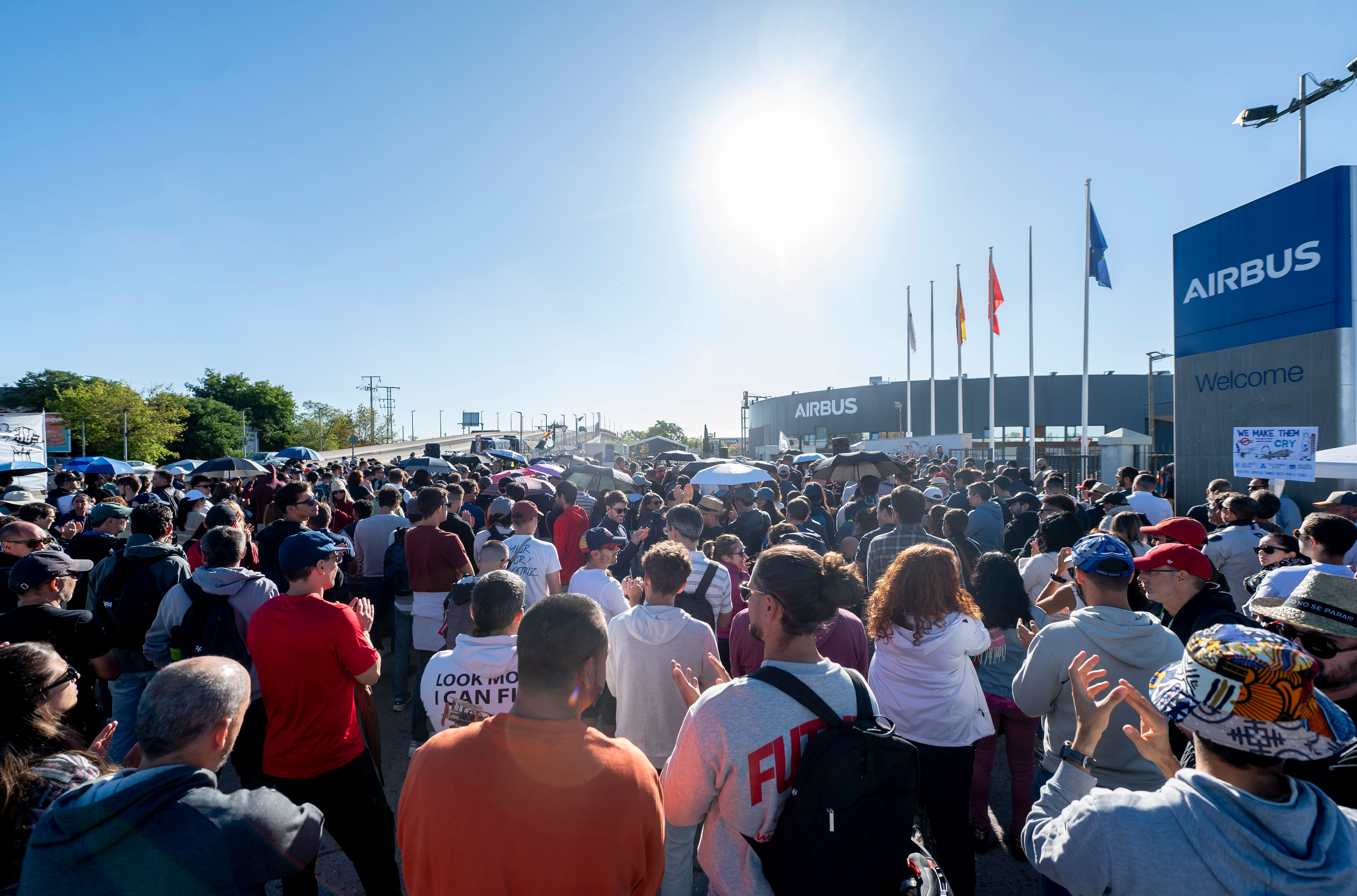 Varias personas durante la cuarta jornada de huelga indefinida de empleados de Airbus, en Getafe, Madrid (España), este viernes.