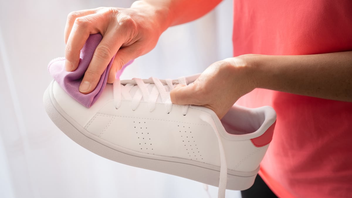 Así puedes limpiar tus zapatillas sin tener que meterlas a la lavadora 