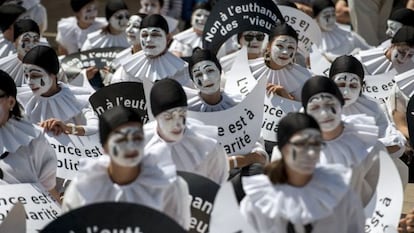 Protesta contra la eutanasia, este martes, en París.