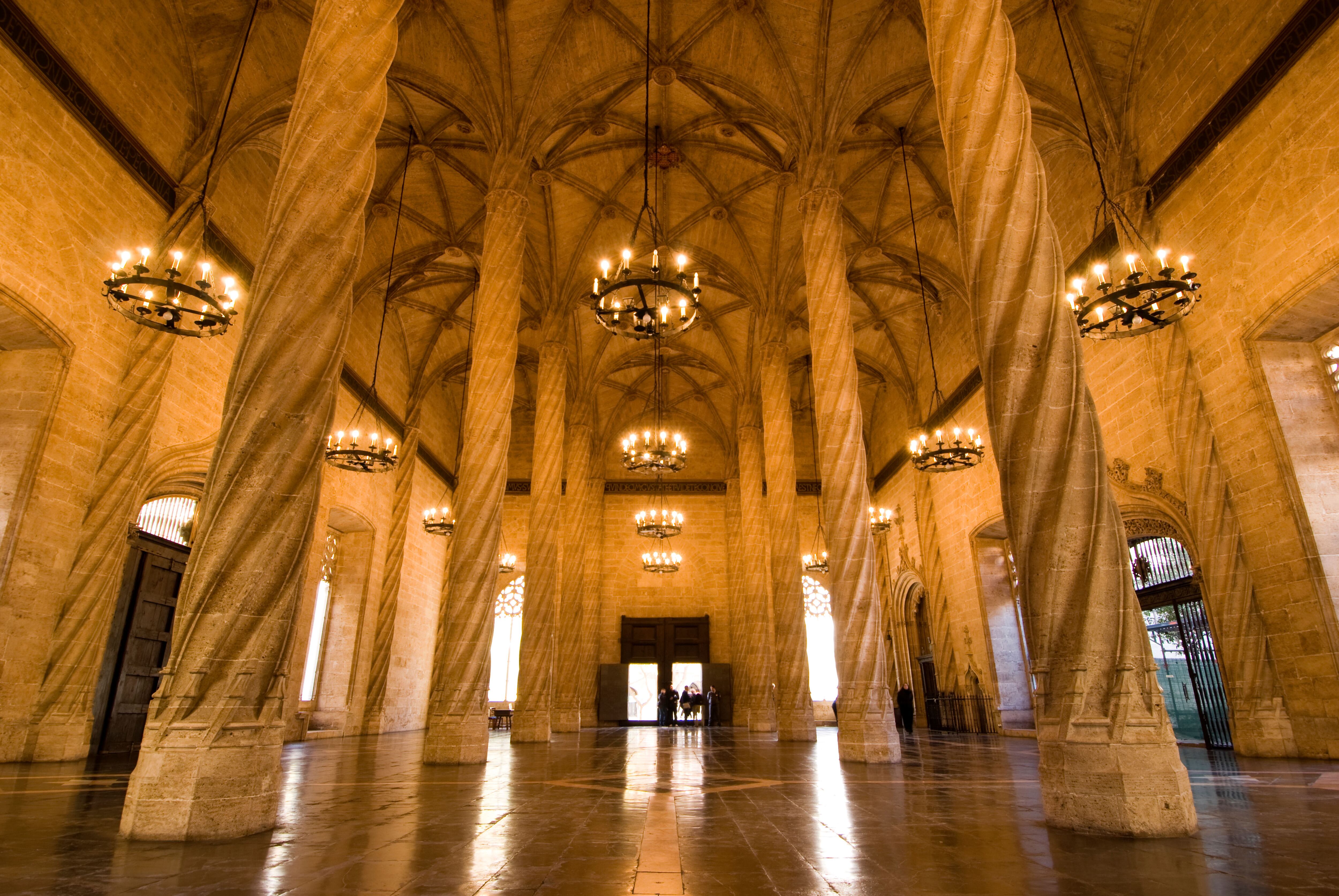 Columnas del Salón de Contratación de la Lonja de la Seda de Valencia, uno de los mejores ejemplos de la arquitectura gótica civil en España. 