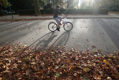 Un joven viaja en bicicleta por Bruselas durante la crisis del coronavirus.