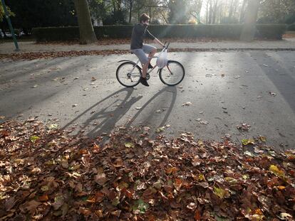 Un joven viaja en bicicleta por Bruselas durante la crisis del coronavirus.