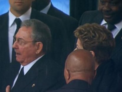 Barack Obama saluda a Ra&uacute;l Castro en el funeral de Nelson Mandela.
