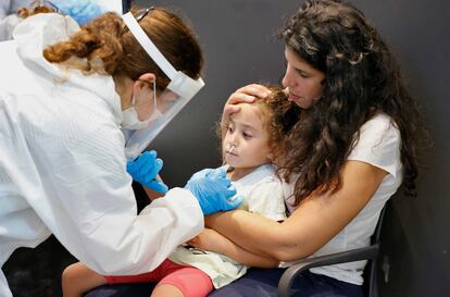 Una niña se somete a una prueba de antígenos para poder entrar a un parque temático, el jueves en Tel Aviv.