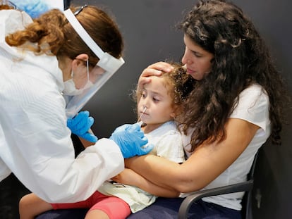 Una niña se somete a una prueba de antígenos para poder entrar a un parque temático, el jueves en Tel Aviv.