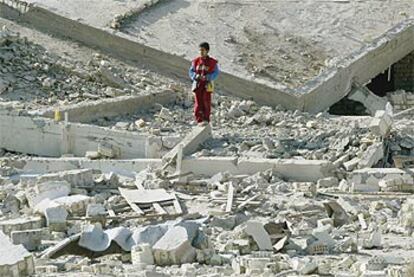 Un niño iraquí, en medio de las ruinas de la sede del Consejo Supremo de la Revolución Islámica en Bagdad.