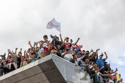 Desde puentes y techos, los simpatizantes no perdieron la oportunidad de ver a María Corina y Edmundo.