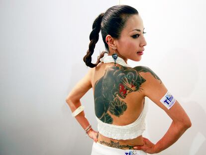 Una modelo enseña su tatuaje.
