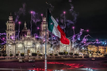 El fuego fue encendido en homenaje a las víctimas del coronavirus.