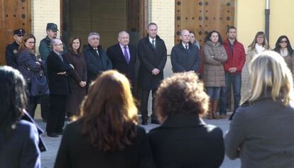 El presidente de la Generalitat valencina, Alberto Fabra, durante el minuto de silencio en Riba-roja del T&uacute;ria por el ataque terrorista de Par&iacute;s