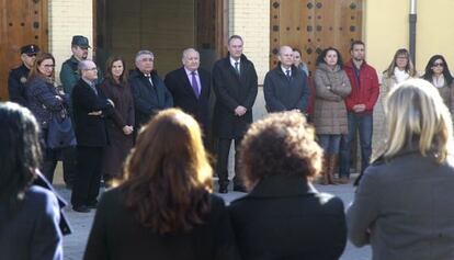 El presidente de la Generalitat valencina, Alberto Fabra, durante el minuto de silencio en Riba-roja del Túria por el ataque terrorista de París