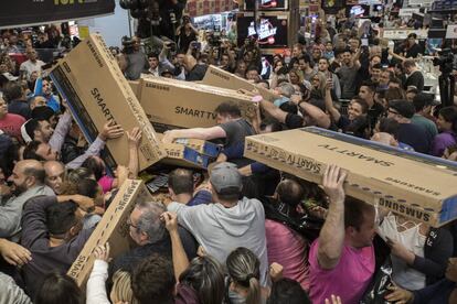 Clientes de un supermercado atrapan alguno de los televisores durante el Black Friday en Sao Paulo (Brasil).