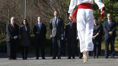 El príncipe Felipe acompañado del 'lehendakari', Iñigo Urkullu, ha sido recibido con un 'arresku' en la sede de Tecnun, en San Sebastián.