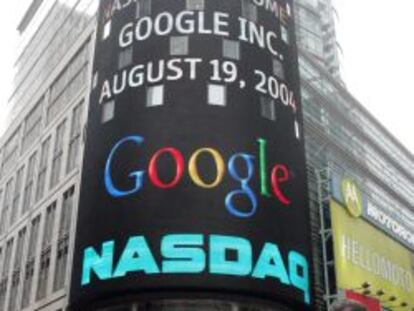 Logotipo de Google en los paneles de la sede del Nasdaq.