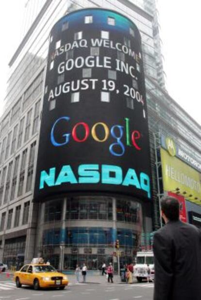 Logotipo de Google en los paneles de la sede del Nasdaq.