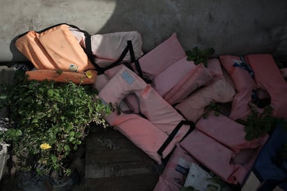 Los barcos y todos los objetos que se encuentran en su interior permanecen intactos después de llegar al puerto. En la imagen, chalecos salvavidas en el interior de una barca de goma en la que viajaron migrantes en su camino a Europa. 