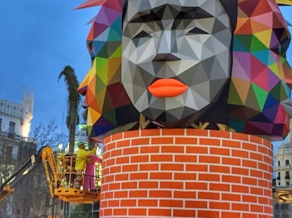 Okuda San Miguel pintando 'Equilibri Universal', el monumento de la plaza del Ayuntamiento.