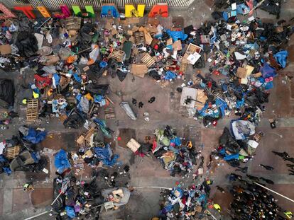Vista aérea del desalojo del campamento en la ciudad de Tijuana.