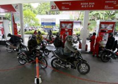 Motociclistas repostan en una gasolinera. EFE/Archivo