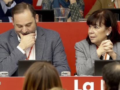 El secretario de organización del PSOE, José Luis Ábalos, y la presidenta del partido, Cristina Narbona, durante el pasado Comité Federal del 15 de febrero.