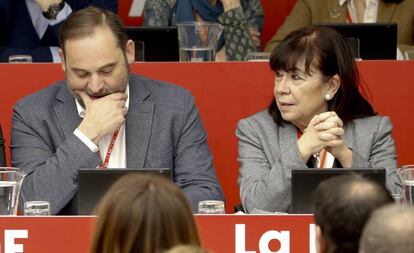 El secretario de organización del PSOE, José Luis Ábalos, y la presidenta del partido, Cristina Narbona, durante el pasado Comité Federal del 15 de febrero.