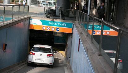 Entrada la aparcamiento de BAMSA en plaza Galla Placidia con la imagen coorporativa