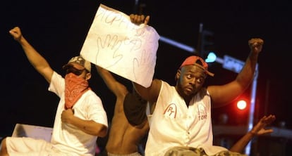 Manifestantes protestam no local onde morreu Michael Brown.