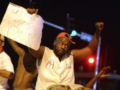 Manifestantes protestam no local onde morreu Michael Brown.