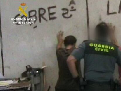 Un agente, durante la detención del grupo acusado de robar el cobre.