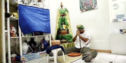 Interior de la tienda La Milagrosa, especializada en productos de santer&iacute;a. 