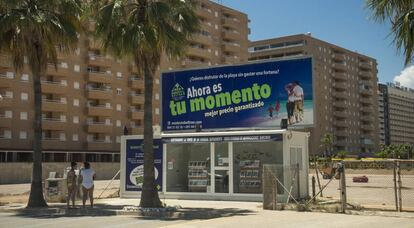 Una caseta de promoció immobiliària a Marina d'Or.