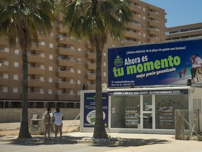 Una caseta de promoció immobiliària a Marina d'Or.