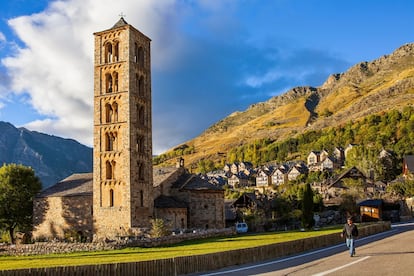 Es difícil encontrar en toda Europa un lugar comparable a la Vall de Boí, un valle en la provincia de Lleida que a pesar de sus reducidas dimensiones concentra un patrimonio arquitectónico medieval único. Situado a los pies del Parc Nacional d’Aigüestortes i Estany de Sant Maurici, sus iglesias románicas, patrimonio mundial de la Unesco desde el año 2000, se han conservado a lo largo de los siglos y hoy muestran con orgullo sus altos campanarios y las espectaculares pinturas murales que cubren sus paredes interiores (son reproducciones; las pinturas originales se muestran en el Museu Nacional d’Art de Catalunya, en Barcelona). El acceso a la Vall de Boí por una única carretera permite descubrir la principal maravilla de este valle: sus nueve iglesias. La más espectacular de todas es la de Sant Climent de Taüll (en la foto), con unas impresionantes pinturas murales del siglo XII, presididas por el célebre pantocrátor. Las pinturas pueden contemplarse a través de un interesante ‘video mapping’ que recrea los frescos originales dentro del ábside mayor y el presbiterio de la nave central. Igualmente llamativas son las iglesias de Sant Quirc de Durro, Santa María de Taüll, Sant Joan de Boí o la de Santa Eulàlia d’Eril la Vall, un vistoso templo con un altísimo campanario que junto con los de los otros pueblos cercanos servían no solo para llamar a los fieles, sino también para hacer las funciones de comunicación y vigilancia del valle.<br></br> Más información: vallboi.cat