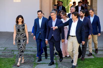 El presidente del PP, Alberto Núñez Feijóo (en el centro), este lunes en Salamanca junto a algunos presidentes autonómicos del PP.