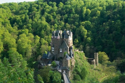 Construcción medieval con ampliaciones de estilo románico y gótico tardío, muy bien conservada y convertida en una de las mayores atracciones del estado de Renania-Palatinado (Alemania). El castillo de Eltz se alza entre colinas, en una roca a 70 metros sobre las aguas del río Mosela, y pertenece a una comunidad de herederos, lo que significa que está dividido en tres partes separadas, una por cada rama de una misma familia que ha ido heredándolo desde el siglo XII, durante 33 generaciones. Los complejos de edificios correspondientes a las familias Rübenach y Rodendorf están abiertos al público, mientras que la rama Kempenich ocupa sus dependencias. www.burg-eltz.de/en/