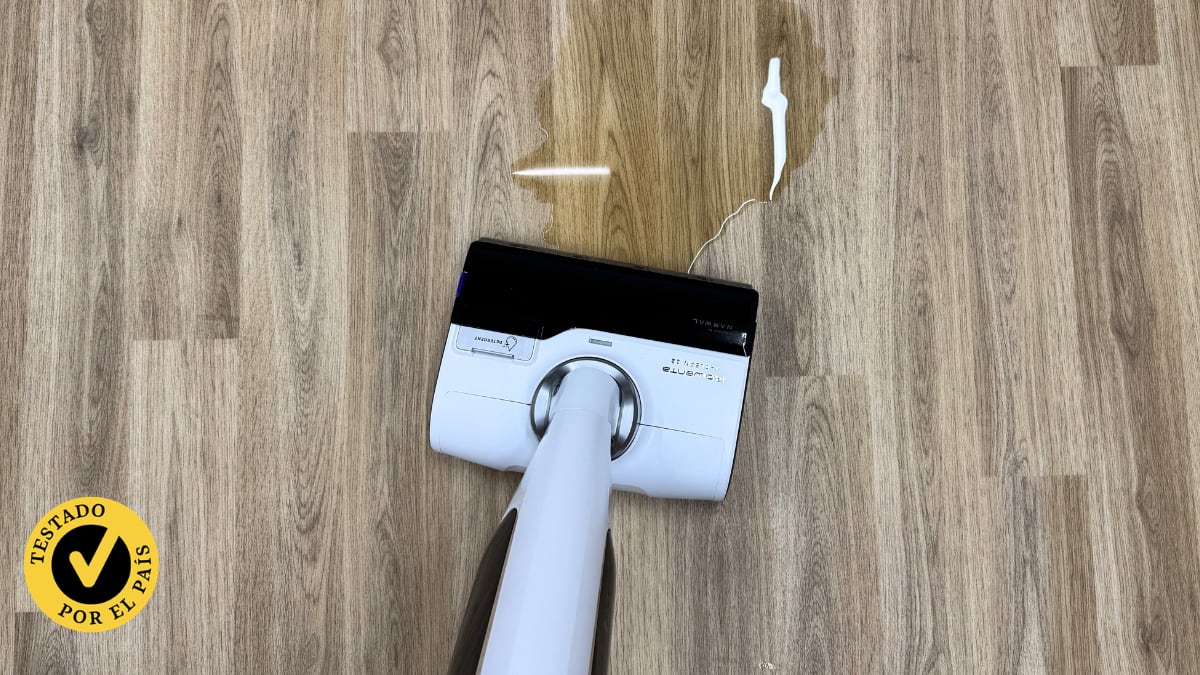 La Rowenta X-Clean 12 promete aspirar y fregar al mismo tiempo: la he utilizado durante una semana para comprobar si realmente funciona