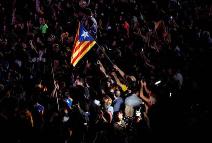 Unas 6.000 personas, según la Guardia Urbana, se han concentrado esta tarde en la plaza de Sant Jaume de Barcelona, ante el Palau de la Generalitat para festejar que el Parlament ha declarado de forma unilateral la independencia de Cataluña.