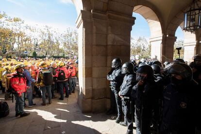 Unos 200 bomberos se han concentrado frente a las puertas del Parlamento catalán. Los Mossos han cargado contra ellos. Ha habido un detenido, que fue puesto en libertad sobre las tres de la tarde.