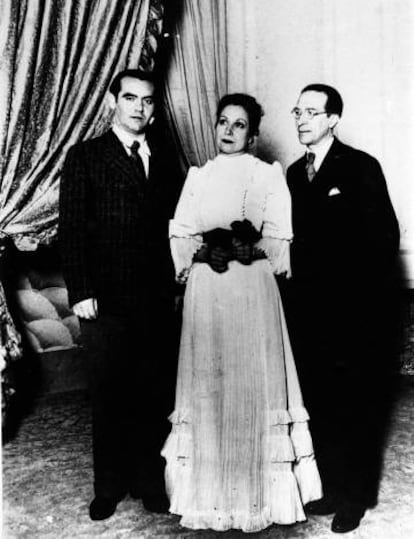 Ensayo general de "Doña Rosita la soltera". De izquierda a derecha su autor, Federico García Lorca, Margarita Xirgú, la protagonista, y Cipriano Rivas Cherif, director de la compañía, en Barcelona.