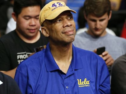 Abdul-Jabbar, presenciando un partido en abril de 2014.