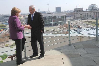 Merkel y Netanyahu, en la terraza de la cancillería en Berlín; a la derecha, el Reichstag (Parlamento).