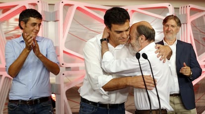 Alfredo Pérez Rubalcaba abraza a Pedro Sánchez en el día de su proclamación como líder del PSOE. Este lunes se cumple un año desde que Sánchez recibió el 48,7% de los votos de los militantes, en las primeras primarias del Partido Socialista. Uno de los tres candidatos, Eduardo Madina (en la izquierda de la imagen), agrupó el 36,14% de los apoyos; Antonio Pérez Tapias (a la derecha), el 15,13%.
