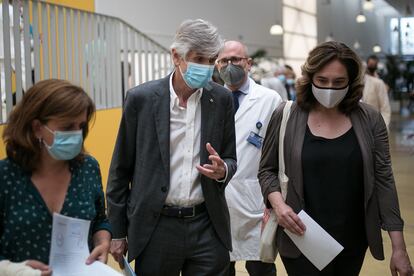 El consejero de Salud de la Generalitat de Cataluña, Josep Maria Argimon, al lado de la alcaldesa de Barcelona, Ada Colau, durante una visita al hospital del Mar.