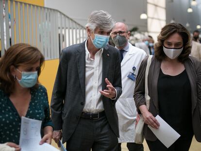 El consejero de Salud de la Generalitat de Cataluña, Josep Maria Argimon, al lado de la alcaldesa de Barcelona, Ada Colau, durante una visita al hospital del Mar.