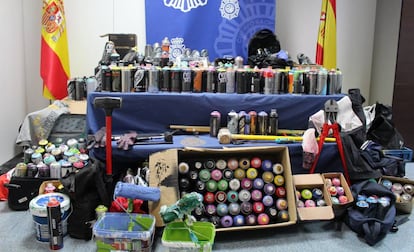 Material incautado a los detenidos, como equipos informáticos, cámaras, más de 400 botes de 'spray' de pintura y herramientas.